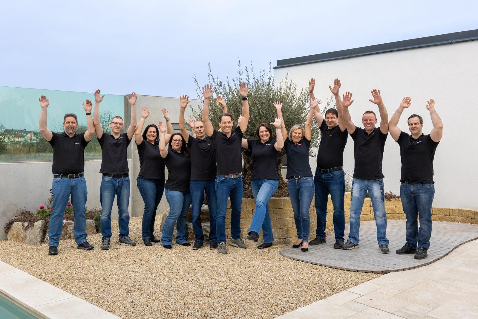 Das Team von Miele Center Neuwirth jubelt auf der Dachterrasse